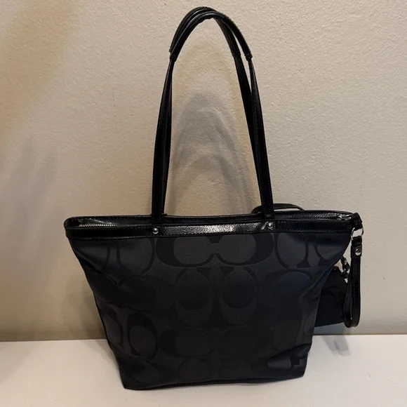 Coach Black Signature Graphic Tote + Matching Wristlet Set Zip Top VGUC - Picture 2 of 15